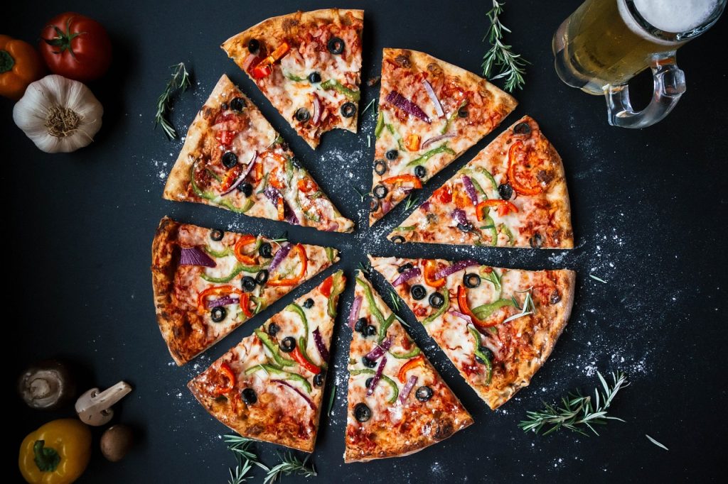 découvrez la recette parfaite pour une pizza maison délicieuse et croustillante. apprenez à préparer votre pâte, vos sauces et vos garnitures préférées pour une expérience culinaire authentique à partager en famille ou entre amis.