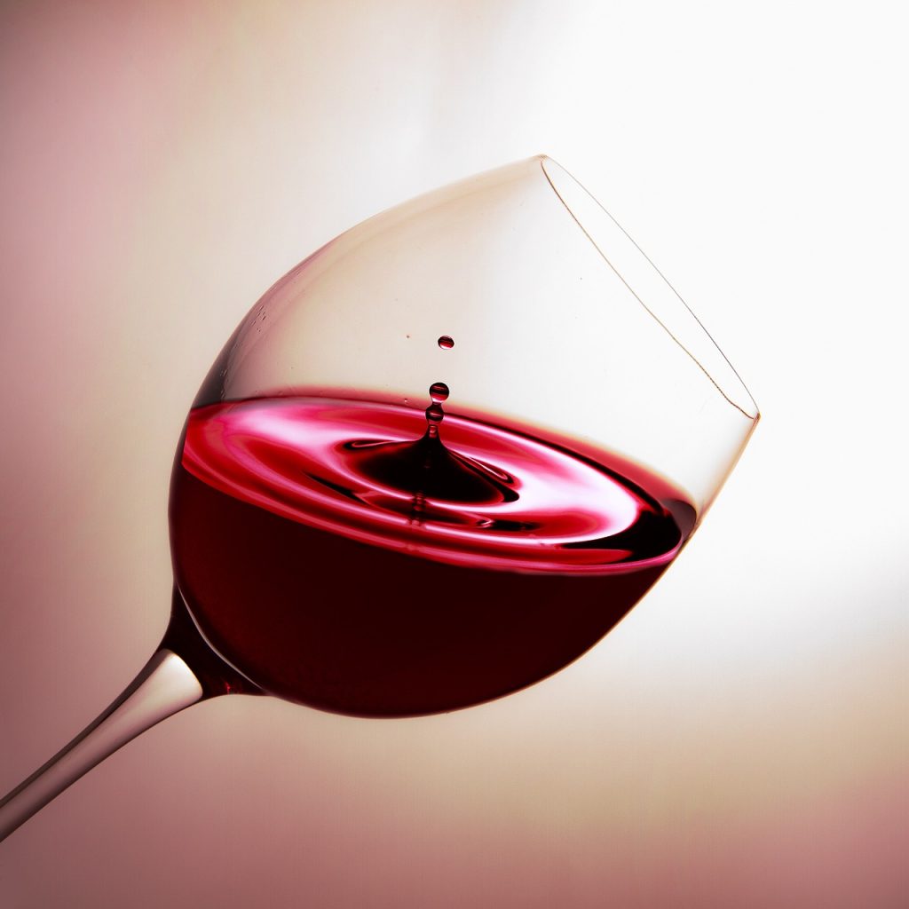 découvrez l'univers fascinant du vin : des cépages aux méthodes de vinification, explorez les accords mets-vins, les terroirs et les recommandations pour savourer chaque gorgée. que vous soyez novice ou expert, plongez dans l'art de l'œnologie.
