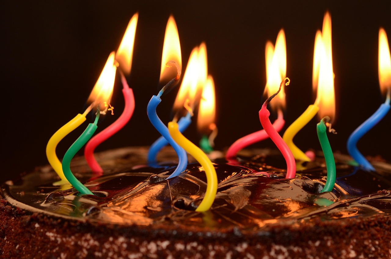 célébrez votre anniversaire avec un délicieux gâteau au chocolat, riche en saveurs et accompagné d'une texture moelleuse. parfait pour faire plaisir à tous les gourmands, ce gâteau est l'élément incontournable de votre fête. découvrez la recette et les astuces pour le réussir à la perfection !