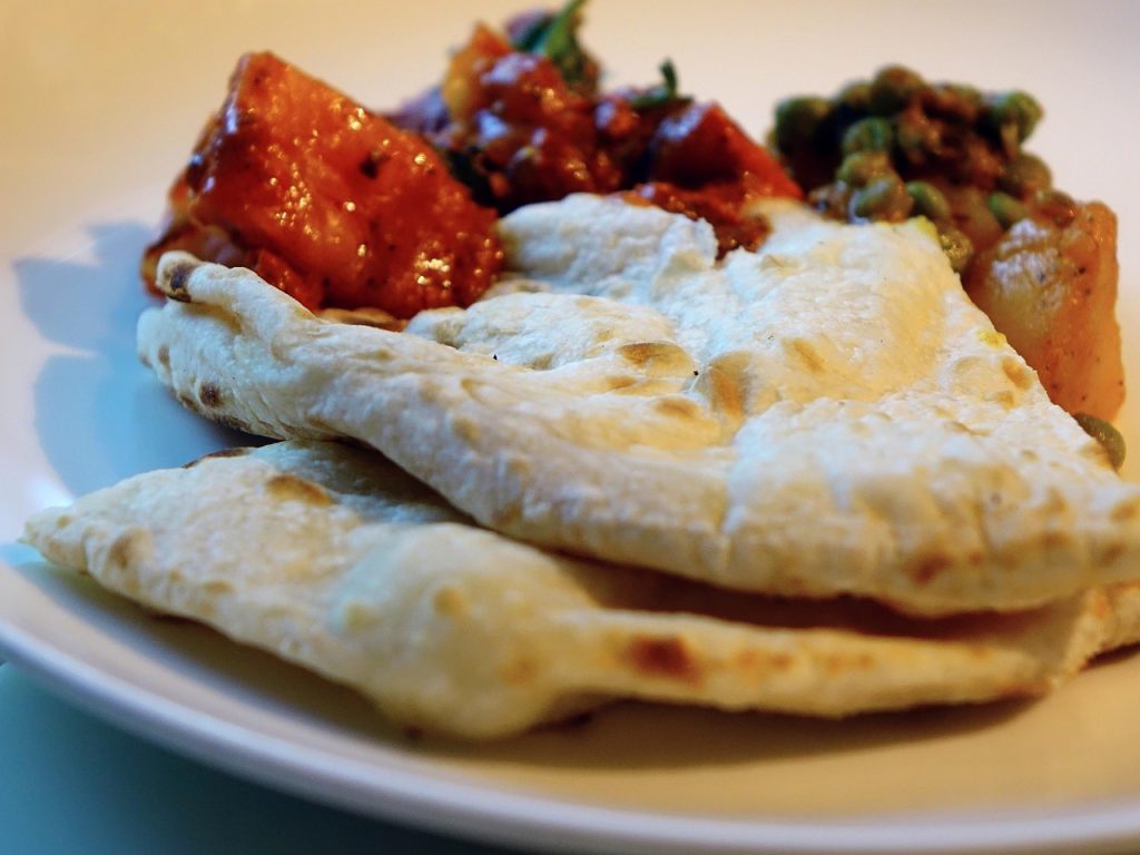 découvrez les naans, ces délicieuses galettes indiennes moelleuses et parfumées, parfaites pour accompagner vos plats favoris. apprenez à les préparer chez vous avec des recettes simples et savoureuses.
